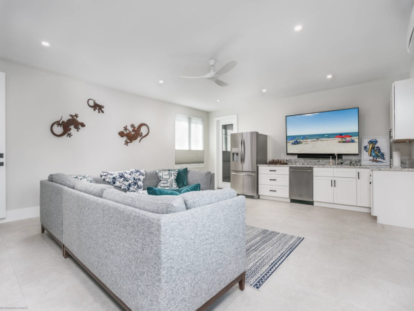 Luxurious Vacation Pool Home in Siesta Key 5 min walk to beach